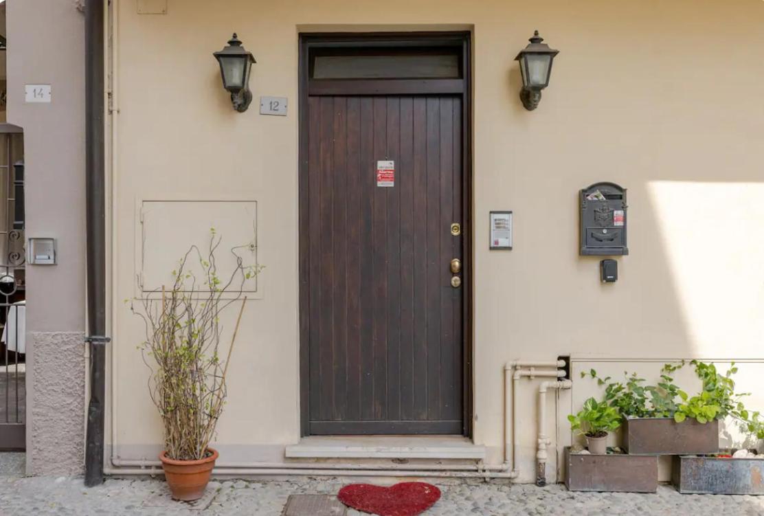 Affascinante Appartamento Nel Castello. Moniga del Garda Zewnętrze zdjęcie